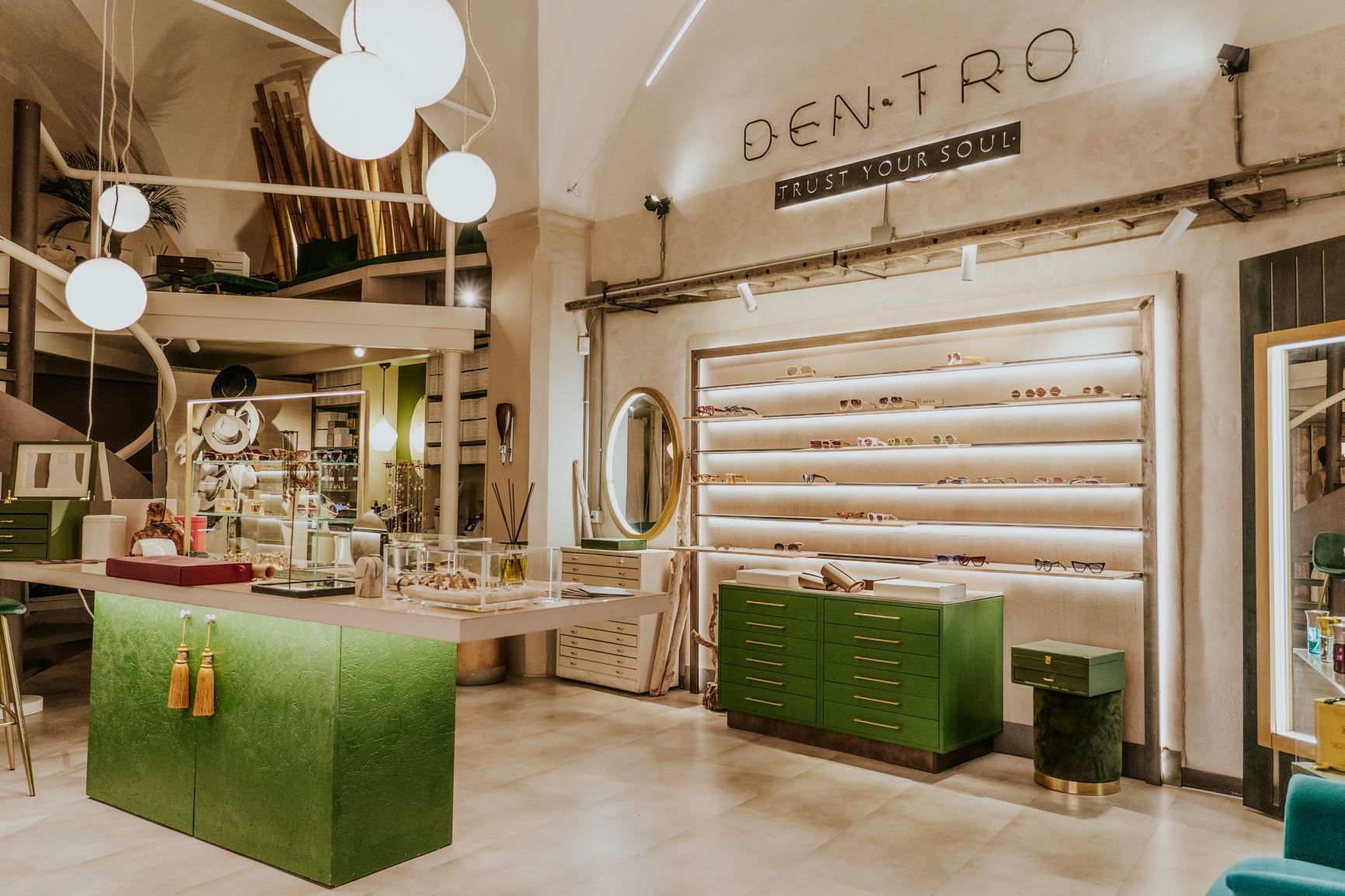 Bottega di Sguardi con i suoi 2 negozi è Ottica Professionale per le Lenti Varilux a Firenze.
